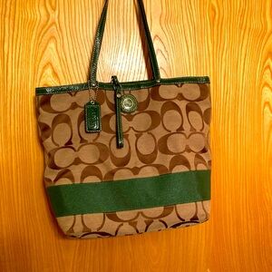 Nice coach purse with green trim in good condition hardly used smoke free home